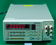 7651-02 プログラマブル 直流電圧 / 電流発生器 イメージ1